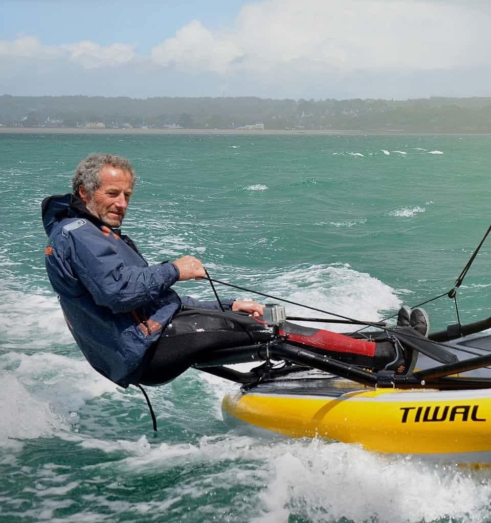 Le skipper Michel Desjoyeaux navigue sur le voilier gonflable Tiwal 3
