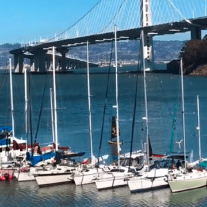 Edward navigue avec son dériveur Tiwal 3 dans la baie de San Francisco