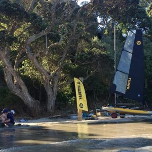 Voilier gonflable Tiwal 3 sur une plage en Nouvelle Zélande