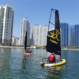 Segelboot Tiwal 3 segelt in Südkorea