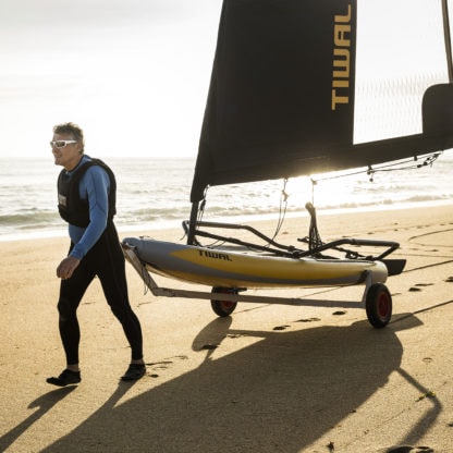 Carrello da spiaggia pieghevole per barca a vela sulla spiaggia