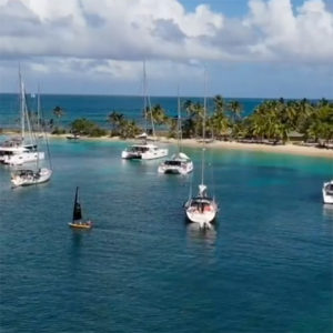 Eine Tiwal 3 Jolle segelt vor Anker (St. Vincent - Grenadinen Inseln)