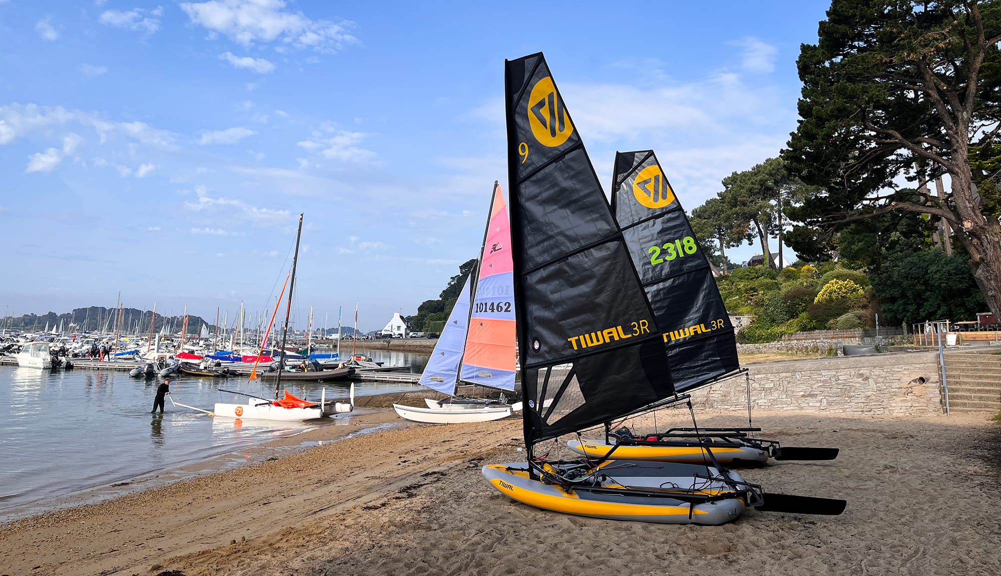 What are the differences between a dinghy and a catamaran when sailing ...