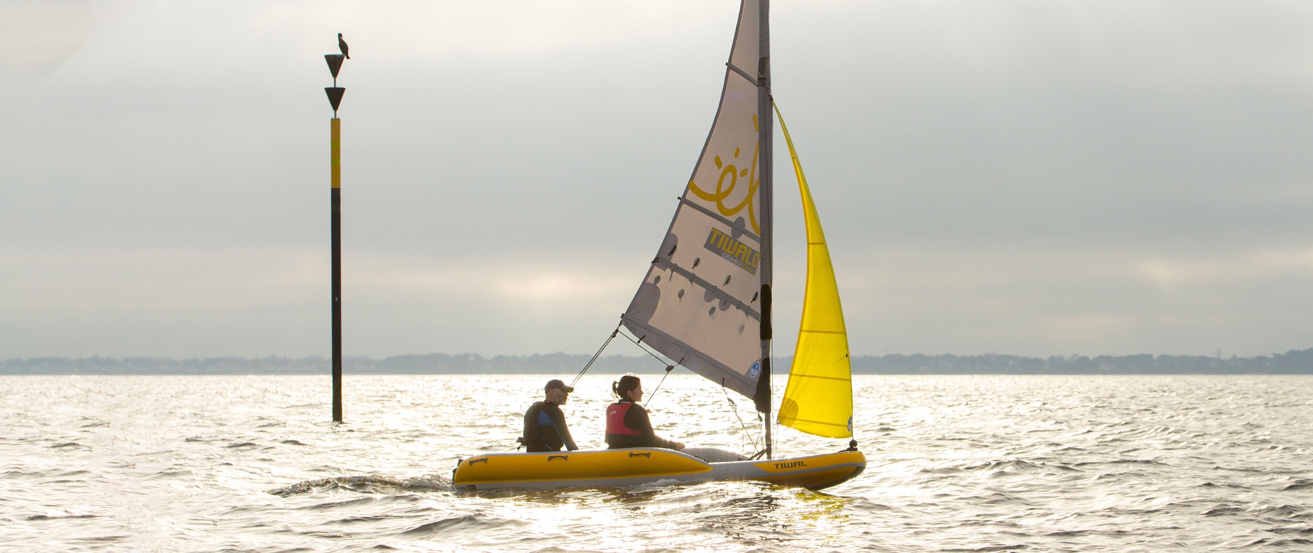 Ein segelfertiges Familien-Segelboot