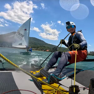 Scott und sein Tiwal 3R messen sich mit einem Laser-Dinghy