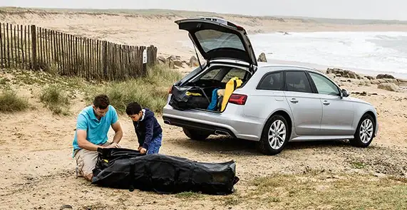 Transport eines Tiwal 3-Dinghys im Auto