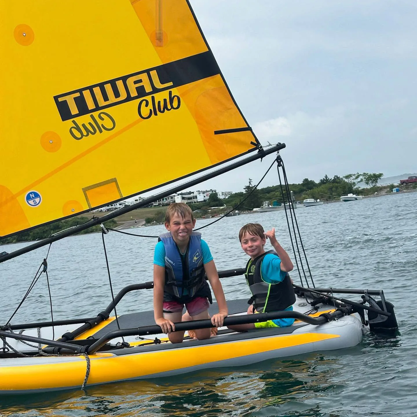 sailing-club-kids-duo-dinghy-sailing