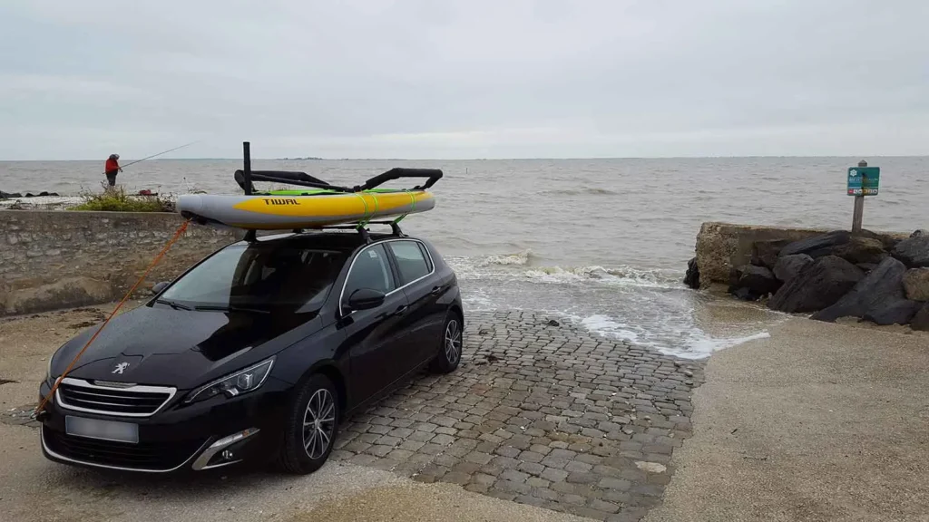 FAQ | How do Tiwal Captains Transport their Tiwal? | Tiwal Hull and structured transportend on a berline’s roof bars Tiwal Hull and structured transportend on a berline's roof bars